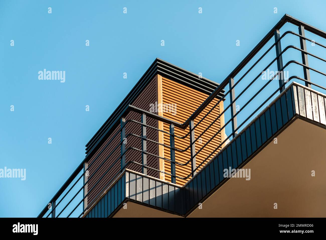 Vinylbeschichtetes pvc-Dämmmaterial in Holzoptik, das um das Dach und den Kamin des Gebäudes abgedeckt ist Stockfoto