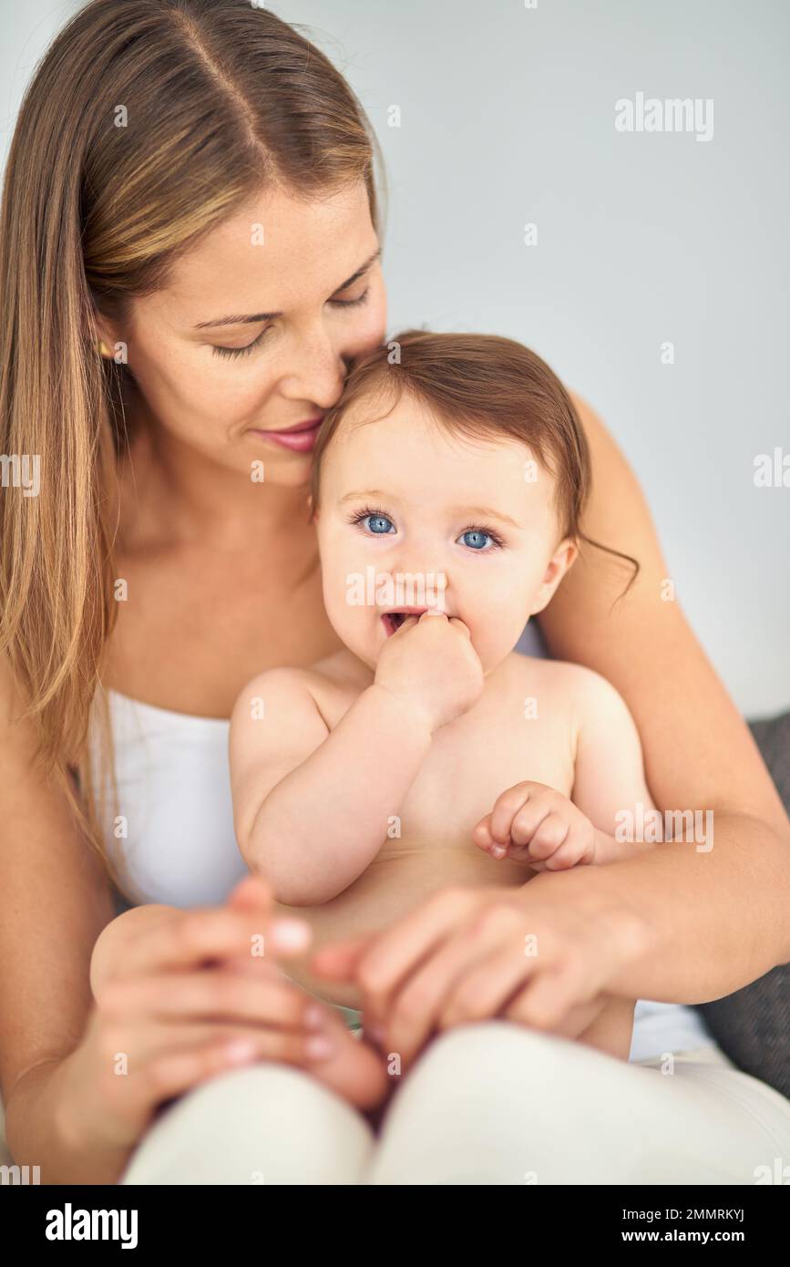 Ich liebe und beschütze sie mit allem, was ich habe. Eine Mutter, die sich mit ihrem süßen Mädchen verbindet. Stockfoto