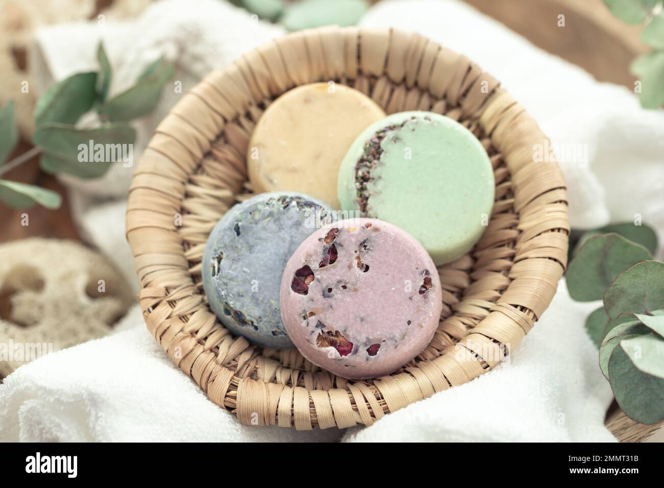 Nahaufnahme, farbige handgemachte Seife, Handtuch und Eukalyptus. Stockfoto