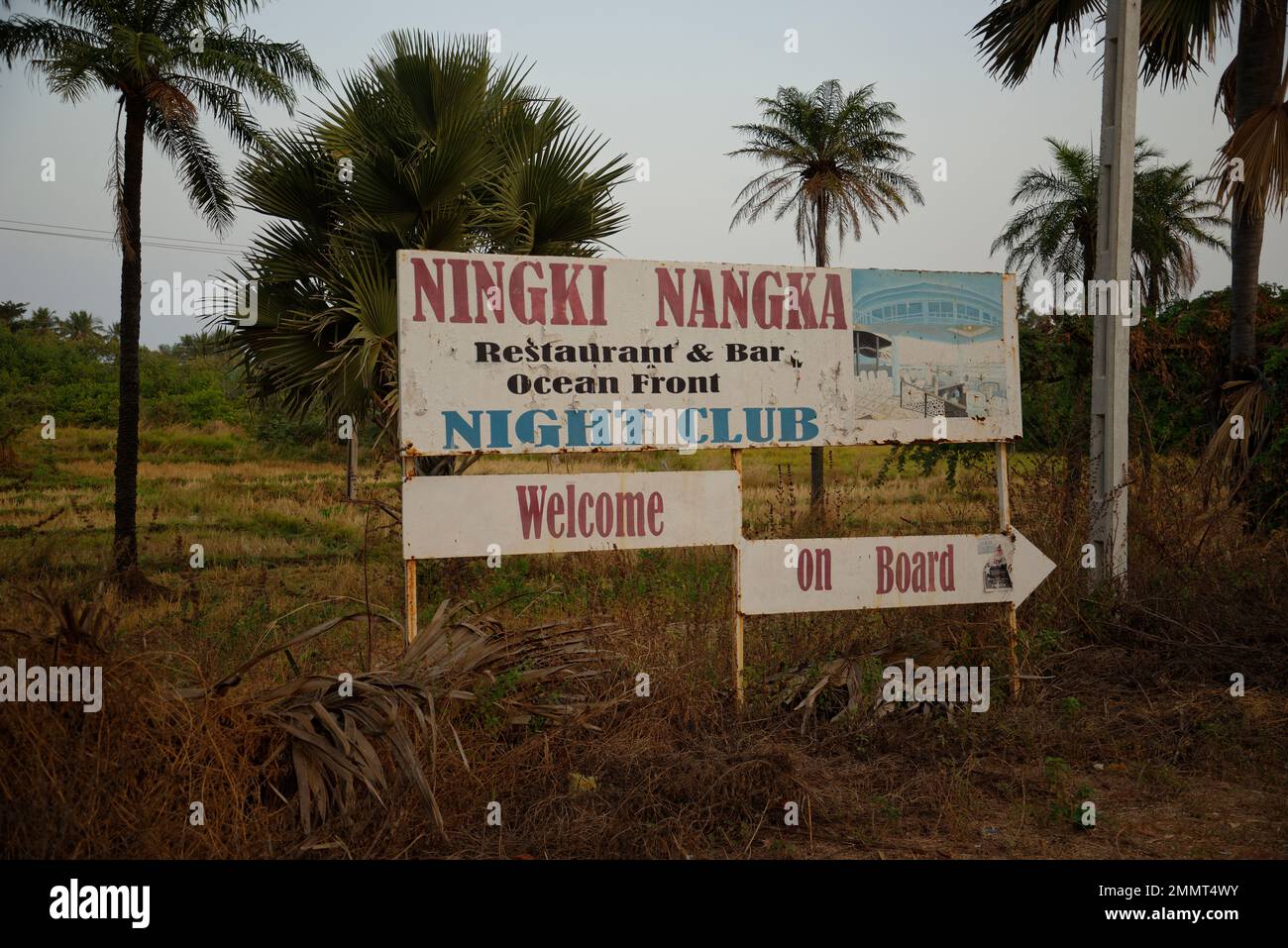 Ningki Nangka Nachtklub-Schild in der Nähe von Kotu Beach, The Gambia. Stockfoto