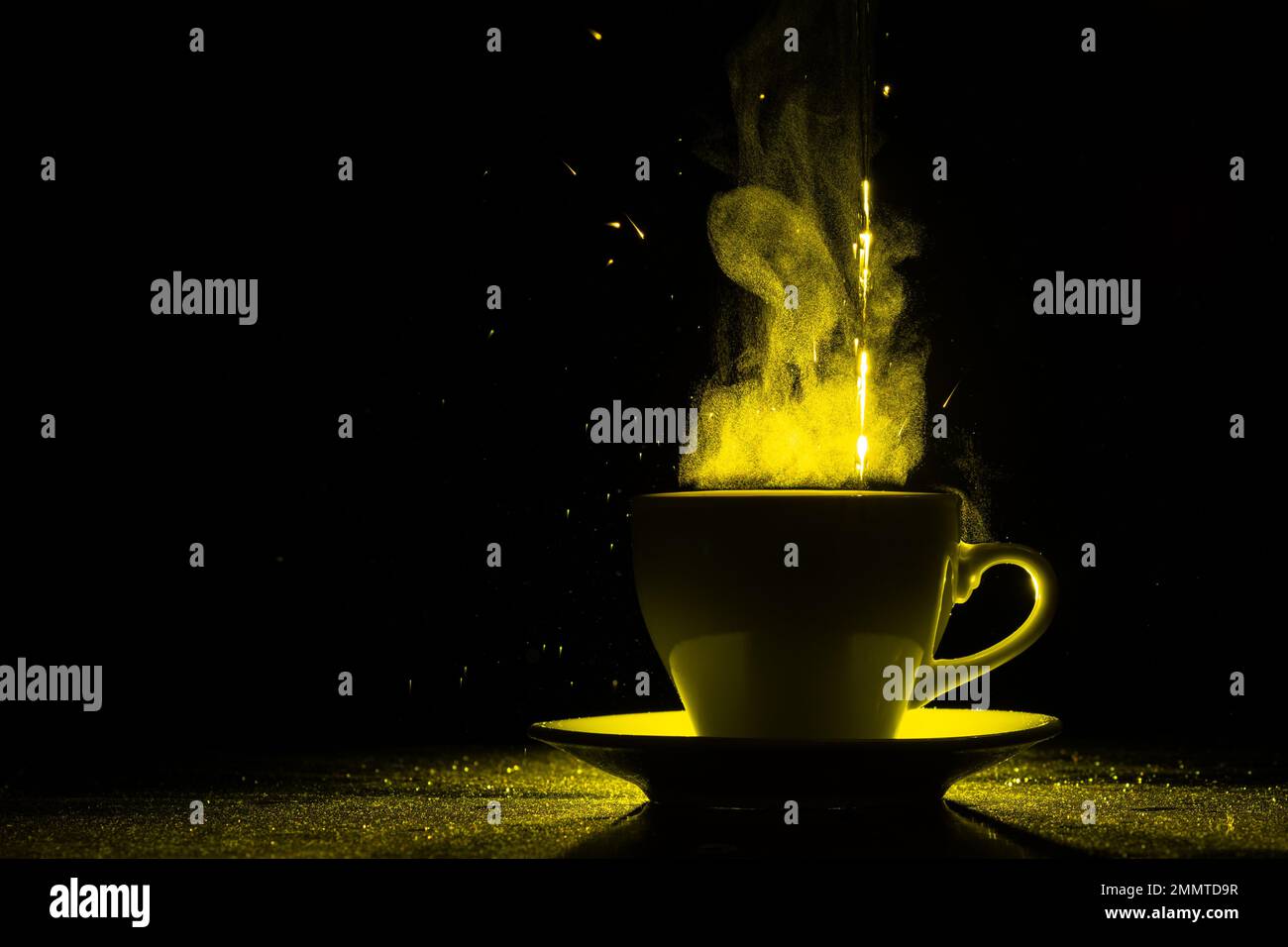 Eine Tasse mit einem warmen Getränk und Dampf, beleuchtet durch gelbes Licht, Kopierbereich, kreativ. Dampfgaren der Kaffeetasse auf schwarzem Hintergrund, Silhouette. Vormittag CO Stockfoto