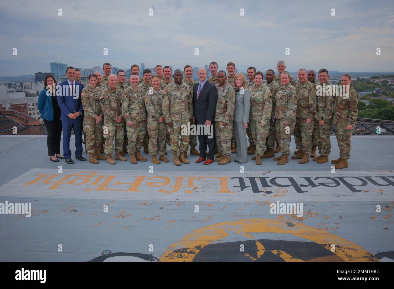 LT. General R. Scott Dingle, der General der US-Armee und Kommandeur des U.S. Army Medical Command, besuchte vor kurzem am 22. September 2022 das Vanderbilt University Medical Center in Nashville, Tennessee. VUMC ist eines von acht Level-1-Traumazentren im ganzen Land, die sich an der militärisch-zivilen Trauma-Teamschulung von Army Medicine beteiligt haben. Diese Partnerschaften wurden im Rahmen des „Army Medical Skills Sustainment Program“ entwickelt, um militärische Traumateams in zivilen Traumazentren der Stufe 1 zu platzieren, um die Ausbildung in der Praxis zu optimieren. Stockfoto