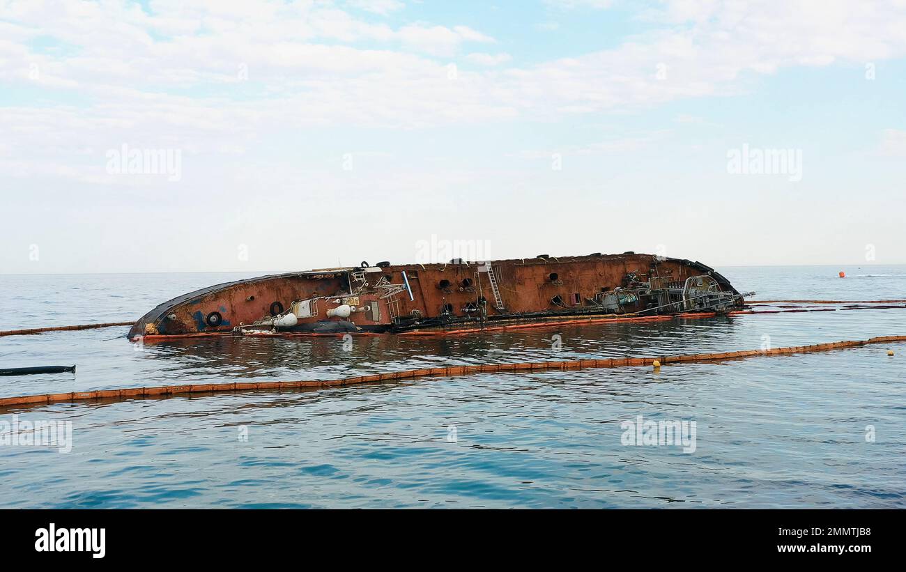 Gesunkenes ertrunkenes Tankschiff nahe dem Grund. Kaputtes rostiges Schiff auf dem flachen Wasser. Stockfoto