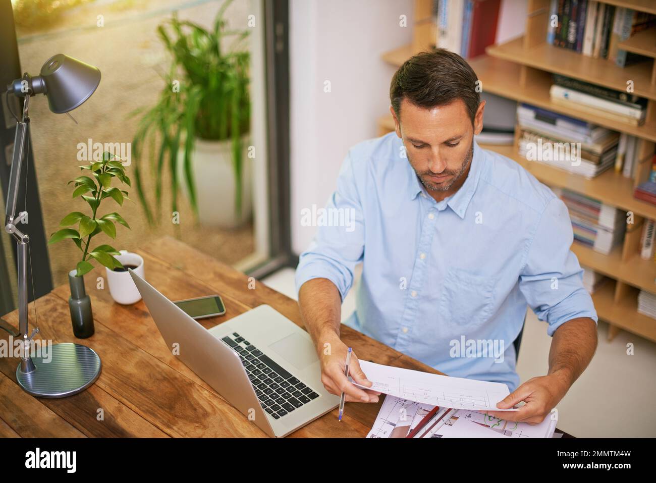 Es ist gut, Aufzeichnungen zu führen. Ein junger Mann, der von zu Hause aus arbeitet. Stockfoto