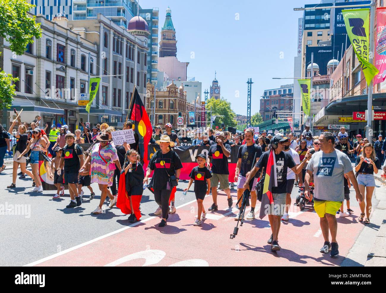 Da Australien seinen jährlichen Nationalfeiertag, den Australia Day, am 26. Januar jedes Jahres abhält, wird als Reaktion darauf ein indigener „Invasion Day“-Protest abgehalten. Stockfoto