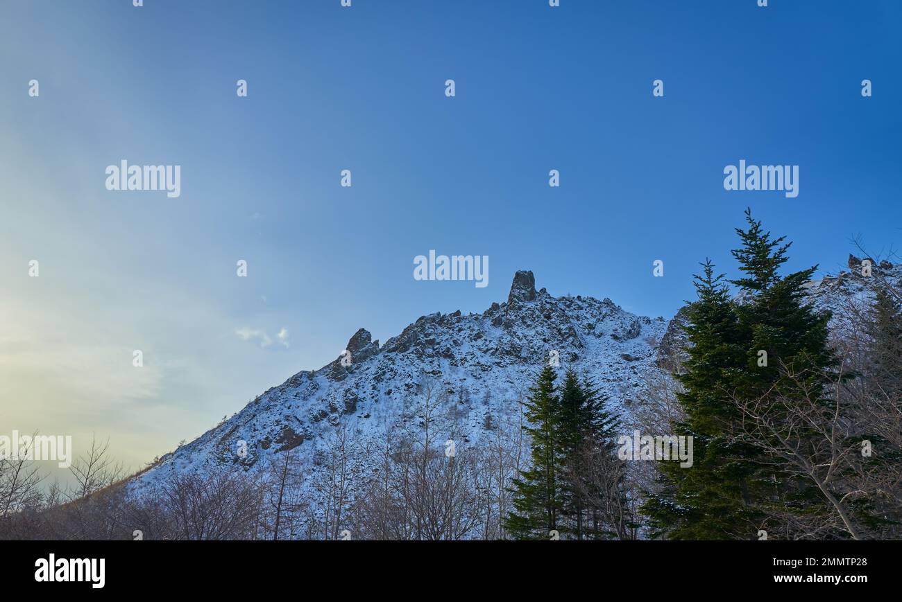 Wunderschöner Winterblick auf den Berg Usuzan am Toya-See, Hokkaido, Japan Stockfoto