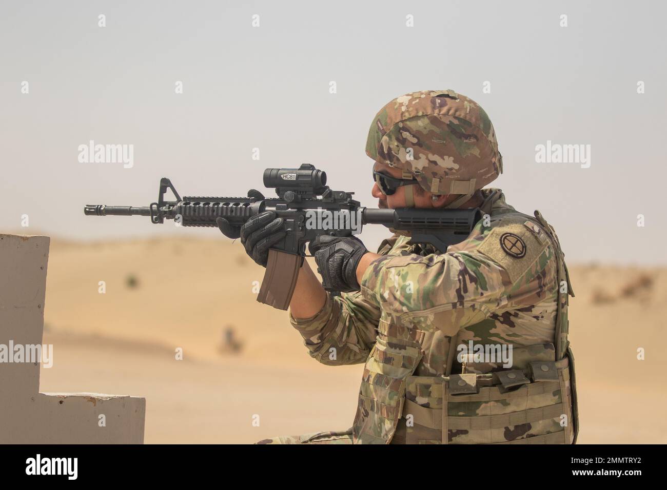 US-Armee-Soldaten der 35. Infantry Division führen M17 und M4 individuelle Waffen Qualifikationsbereiche in Udairi Ranges, Kuwait, 22. September 2022. Stockfoto