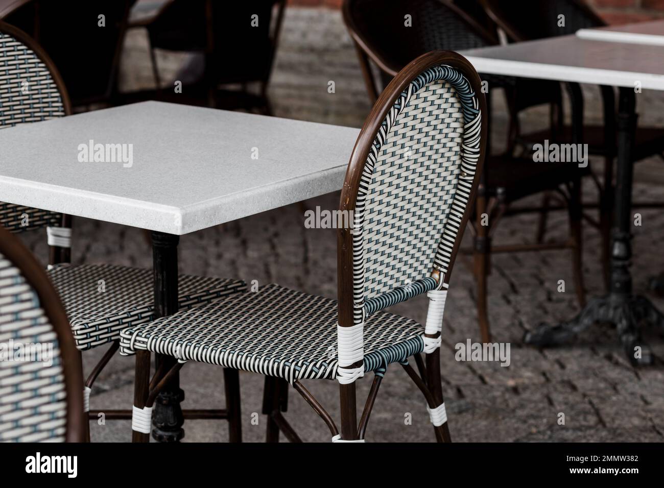Cafe-Tische und -Stühle draußen. Café im Freien mit Korbmöbeln  Stockfotografie - Alamy