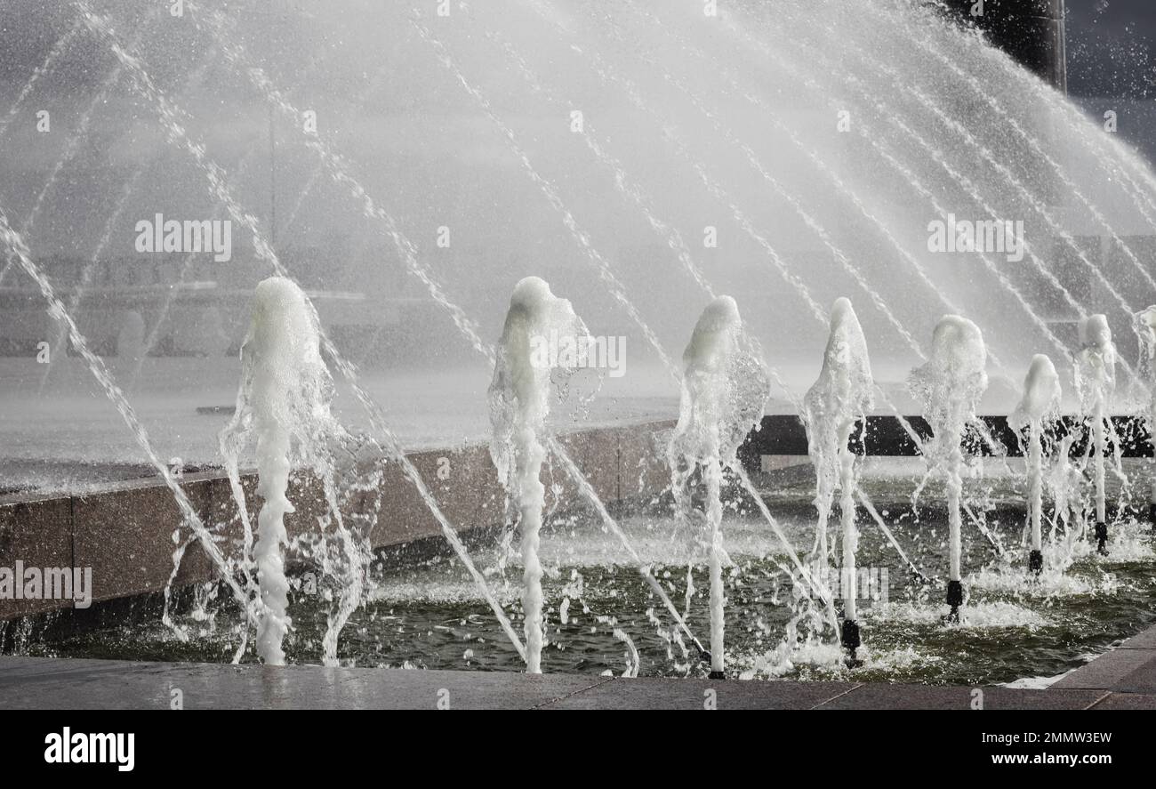 Ein Wasserstrahl eines Brunnens. Springbrunnen-Springbrunnen Stockfoto