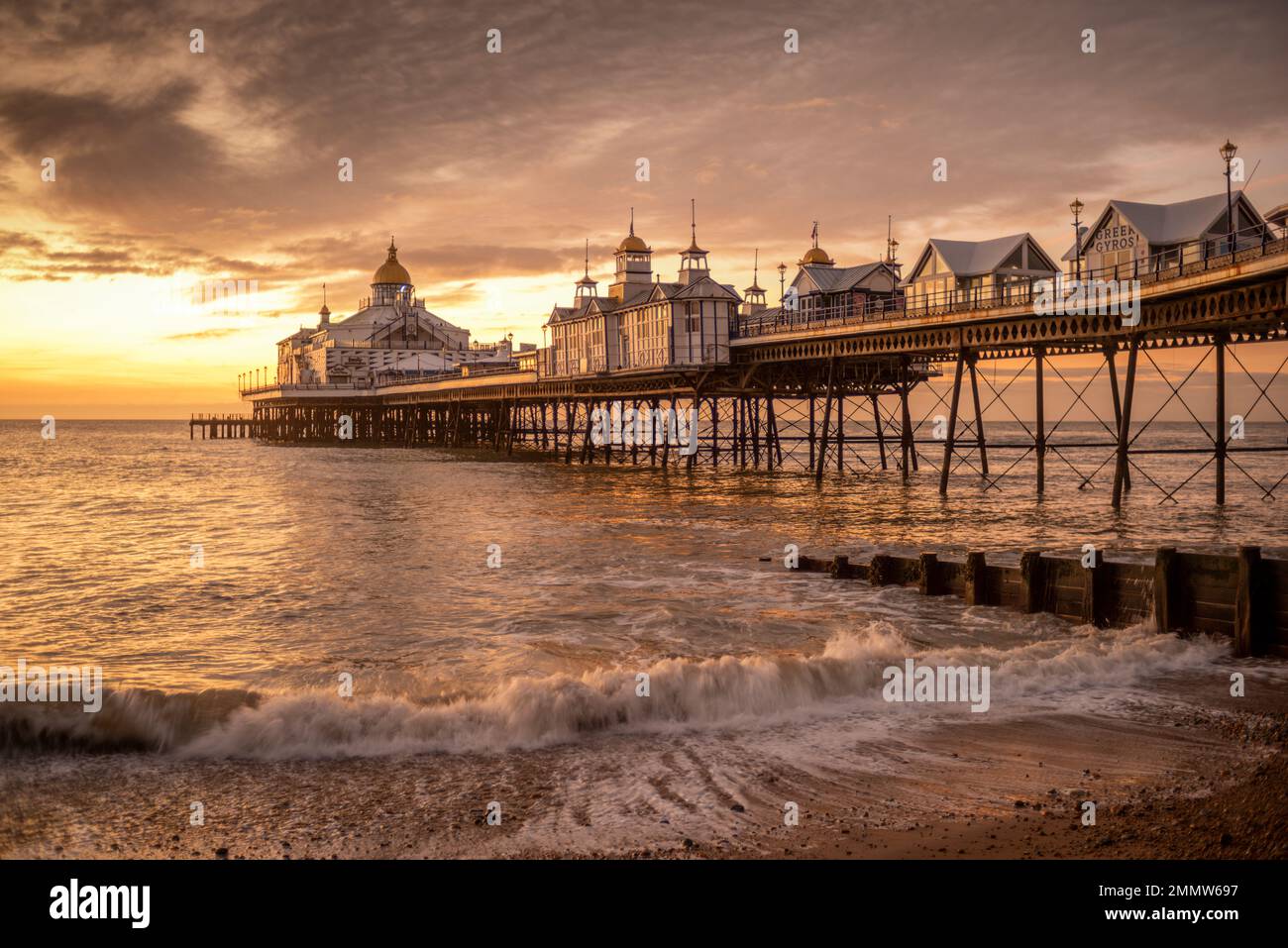 Eastbourne Pier bei Sonnenaufgang, im Bezirk East Sussex, an der Südküste Englands, im Vereinigten Königreich (UK) Stockfoto