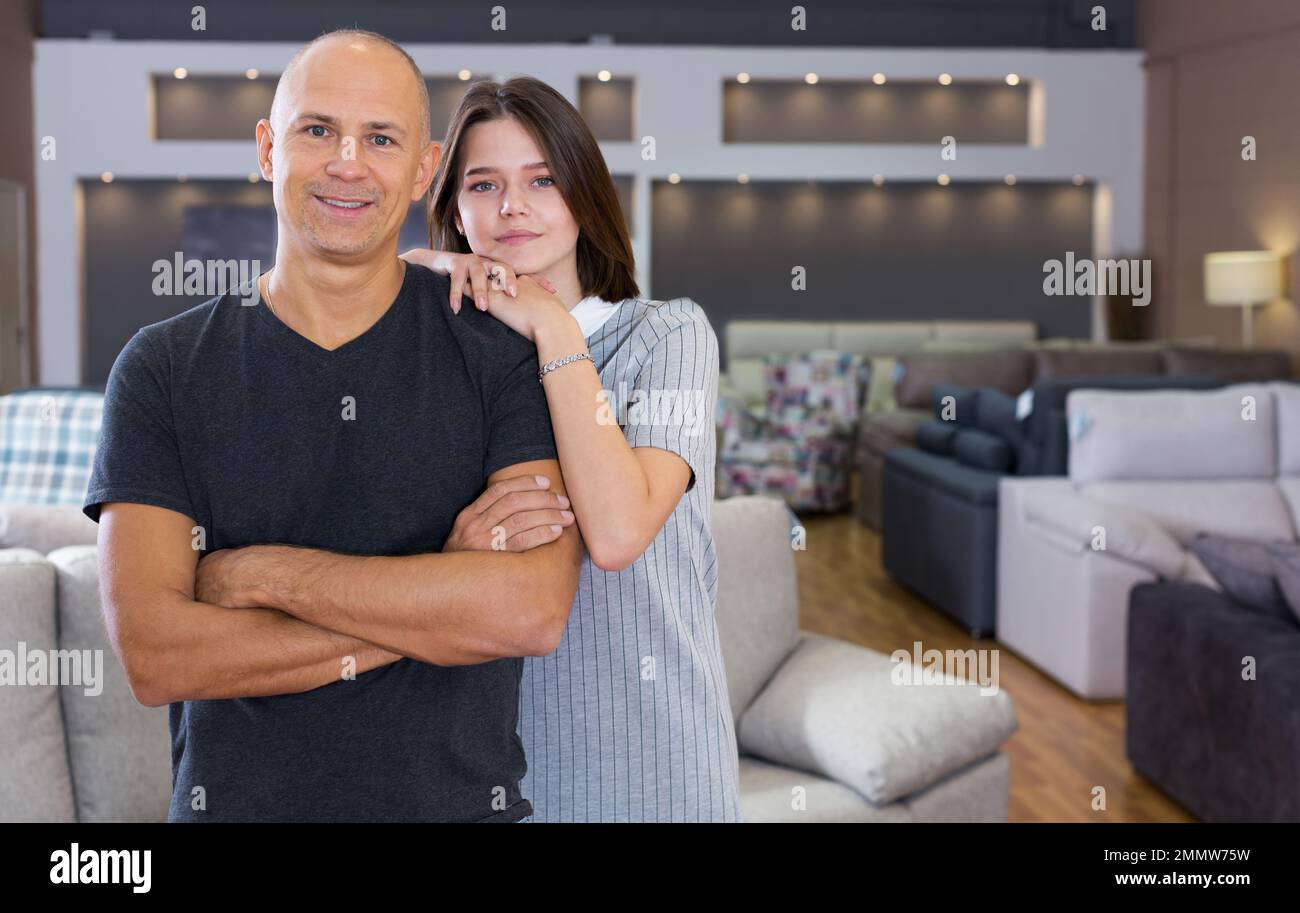 Ein Paar, das im Möbelsalon posiert Stockfoto
