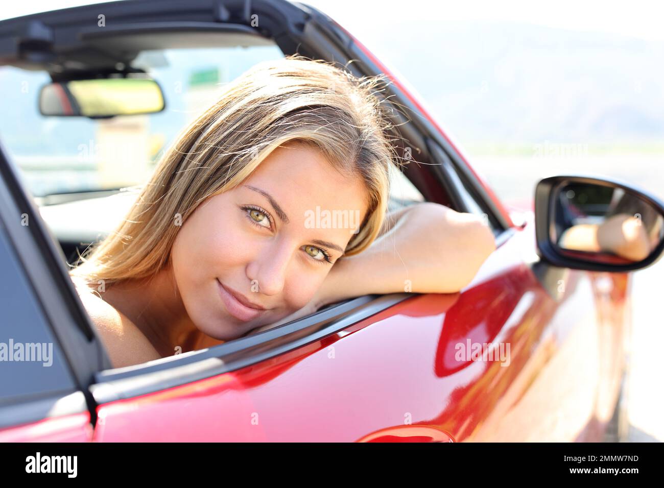 Zufriedener Fahrer in einem Cabrio, der in die Kamera schaut Stockfoto
