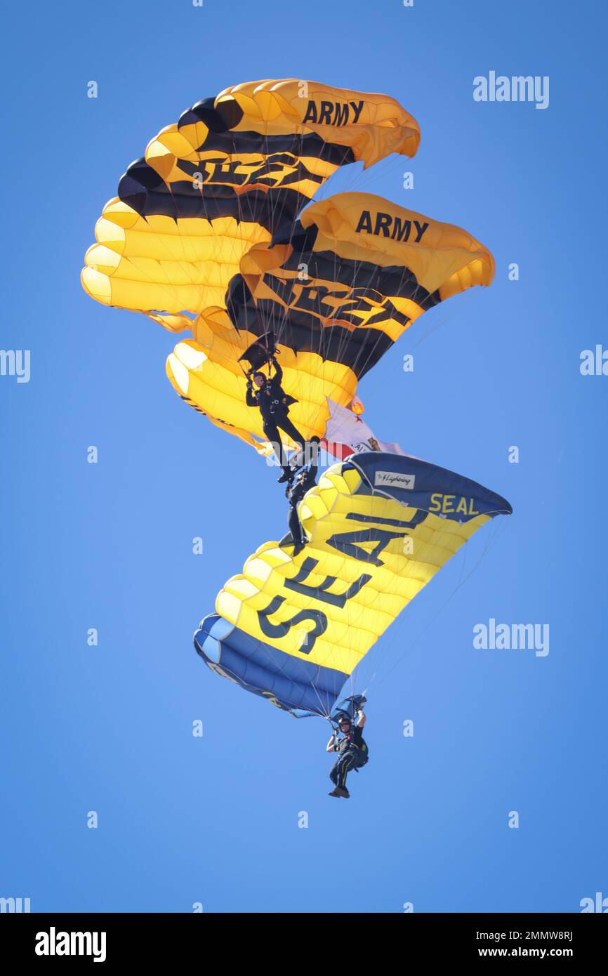 Soldaten der US-Armee mit dem Fallschirmteam der Golden Knights und Matrosen der US-Marine mit dem Fallschirmteam der Navy Leap Frogs posieren für ein Gruppenfoto, nachdem sie während der Miramar Air Show der Marine Corps Air Station 2022 im MCAS Miramar, San Diego, Kalifornien, am 23. September eine Serie von Luftakrobatik absolviert haben. 2022. Das Thema der MCAS Miramar Air Show 2022 „Marines Fight, Evolve and Win“ spiegelt die fortlaufenden Modernisierungsbemühungen des Marine Corps wider, um sich auf zukünftige Konflikte vorzubereiten. Stockfoto