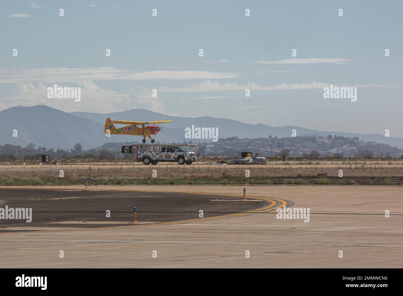 Ken Piestch, der seinen Interstate Cadet pilotiert, führt Kunstflug während der Miramar Air Show 2022 der Marine Corps Air Station im MCAS Miramar, San Diego, Kalifornien, am 23. September 2022 durch. Seit 1973 tritt Piestch für Millionen von Menschen auf mehr als 400 Shows auf, die ihn an hochwertige Veranstaltungsorte in den Vereinigten Staaten geführt haben. Das Thema der MCAS Miramar Air Show 2022 „Marines Fight, Evolve and Win“ spiegelt die fortlaufenden Modernisierungsbemühungen des Marine Corps wider, um sich auf zukünftige Konflikte vorzubereiten. Stockfoto