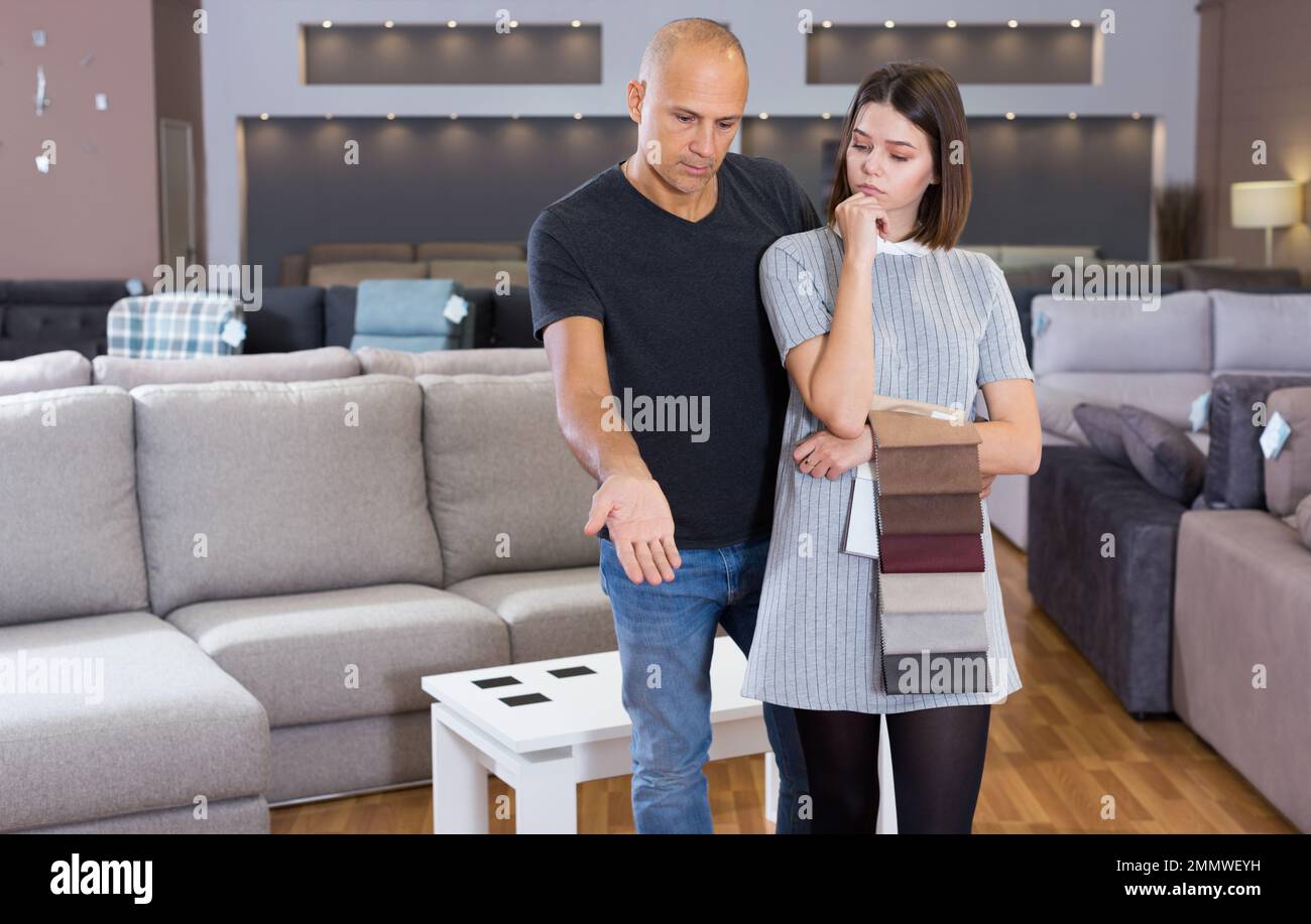 Ein Paar wählt ein Sofa im Möbelgeschäft Stockfoto