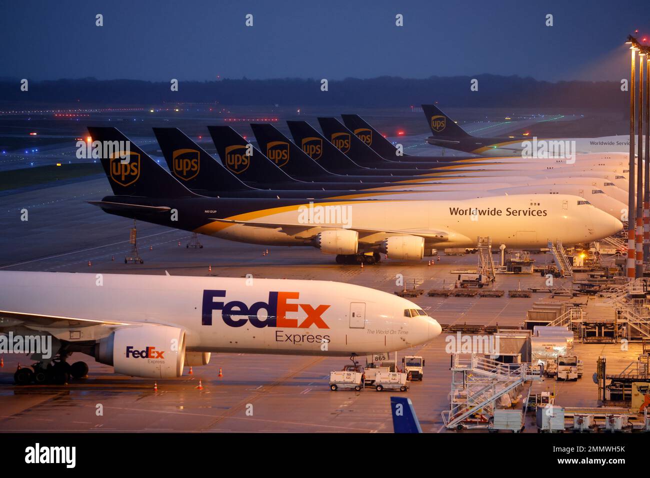 Deutschland. 30. Januar 2023. Am Flughafen Köln/Bonn stehen die Frachtflugzeuge des FedEx Express nebeneinander. Kredit: Thomas Banneyer/dpa/Alamy Live News Stockfoto