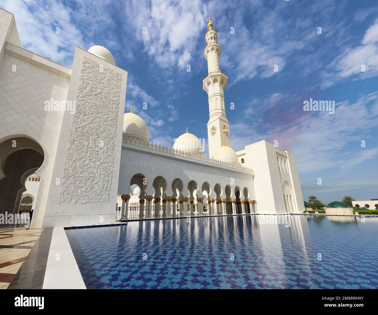 Scheich-Zayid-Moschee in Abu Dhabi, Vereinigte Arabische Emirate, am Tag mit Reflexion im Wasser Stockfoto