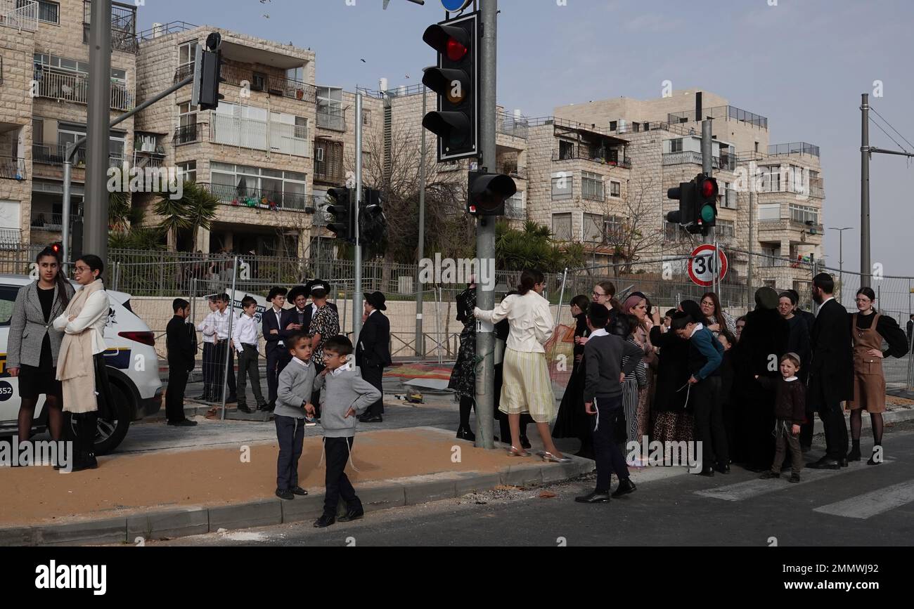 Religiöse Juden versammeln sich am Samstag auf der Straße in Neve Yaakov, auch Neveh Ya'aqov, einem der fünf Ring Israeli-Viertel von Jerusalem auf Land, das nach dem Krieg von 1967 in Israel annektiert wurde Stockfoto