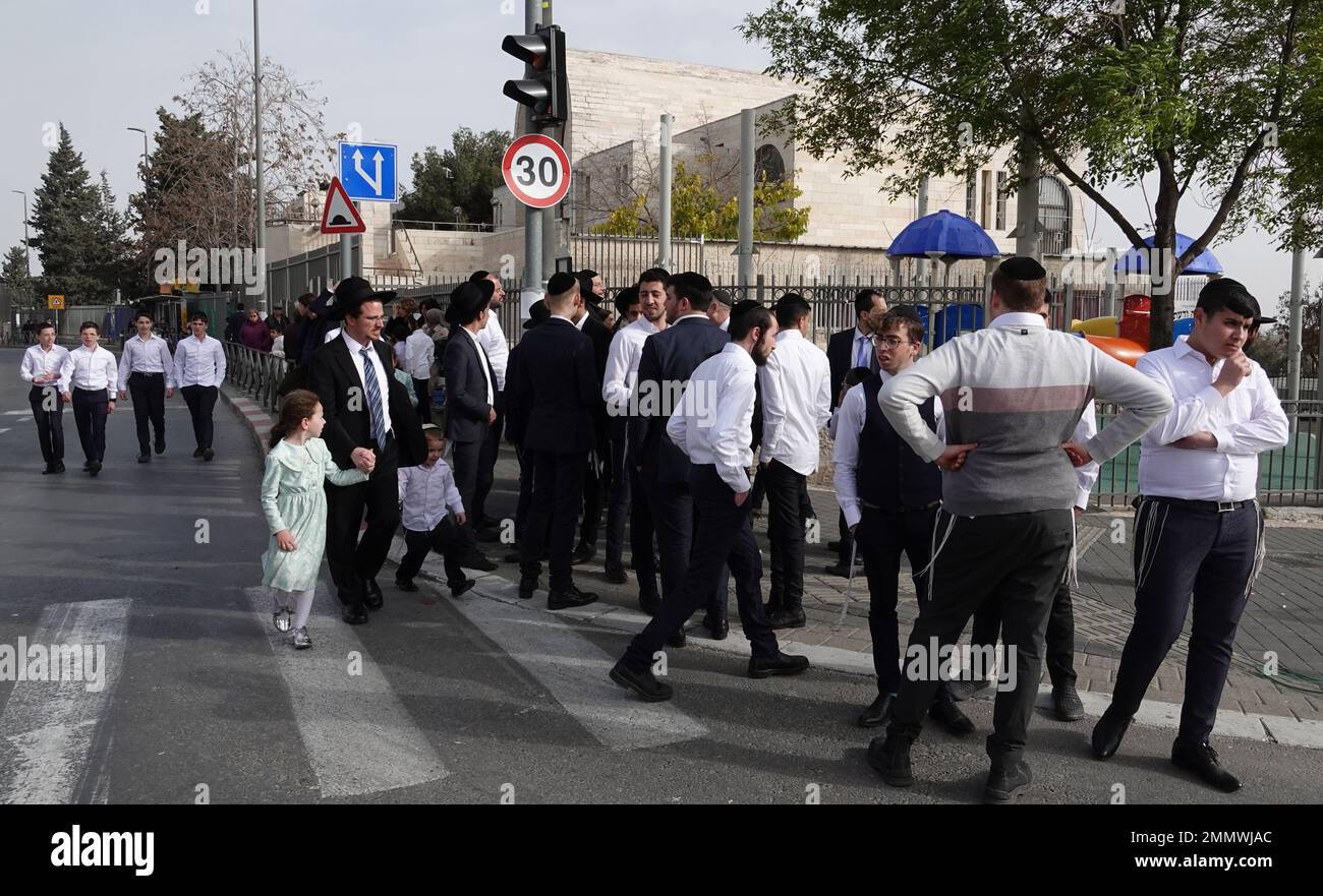 Religiöse Juden versammeln sich am Samstag auf der Straße in Neve Yaakov, auch Neveh Ya'aqov, einem der fünf Ring Israeli-Viertel von Jerusalem auf Land, das nach dem Krieg von 1967 in Israel annektiert wurde Stockfoto