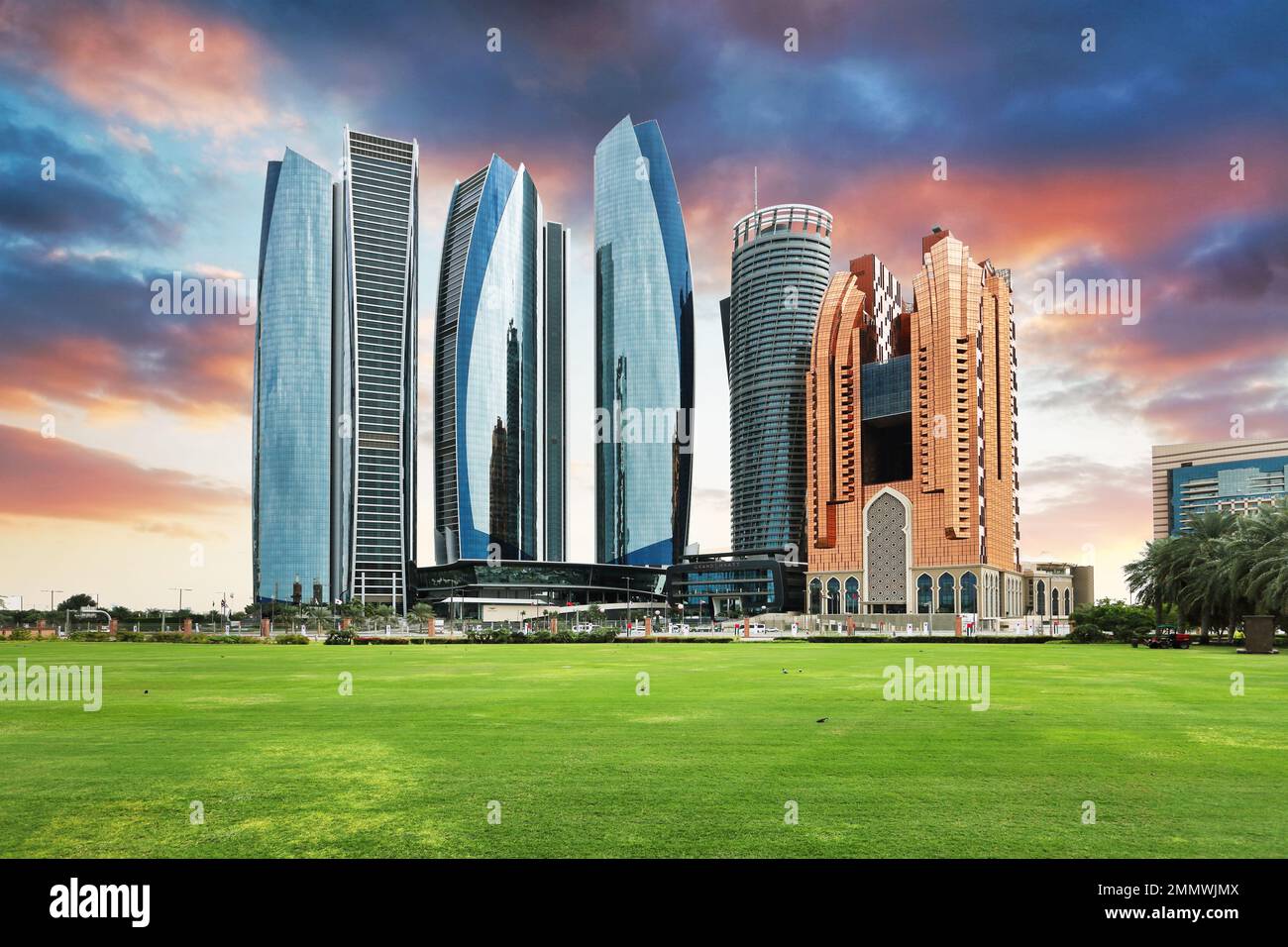 Wolkenkratzer in Abu Dhabi bei dramatischem Sonnenuntergang; Vereinigte Arabische Emirate Stockfoto