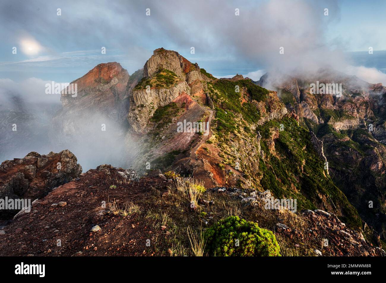Malerische Aussicht auf der Wanderstraße von Pico Arieiro nach Pico Ruivo, Madeira Stockfoto