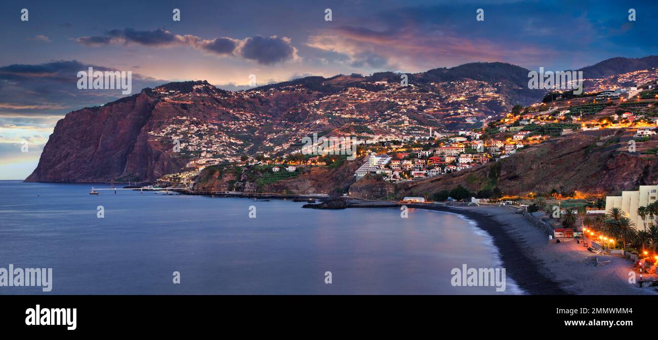 Funchal Stadt bei Nacht in der Nähe des Strandes Praia Formosa, Madeira - Portugal Stockfoto