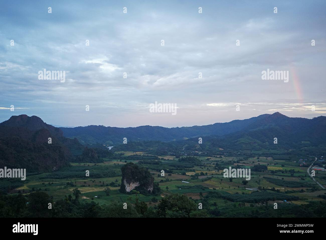 Natürliche Landschaft der grünen Bergkette mit wolkenblauem Himmel Stockfoto
