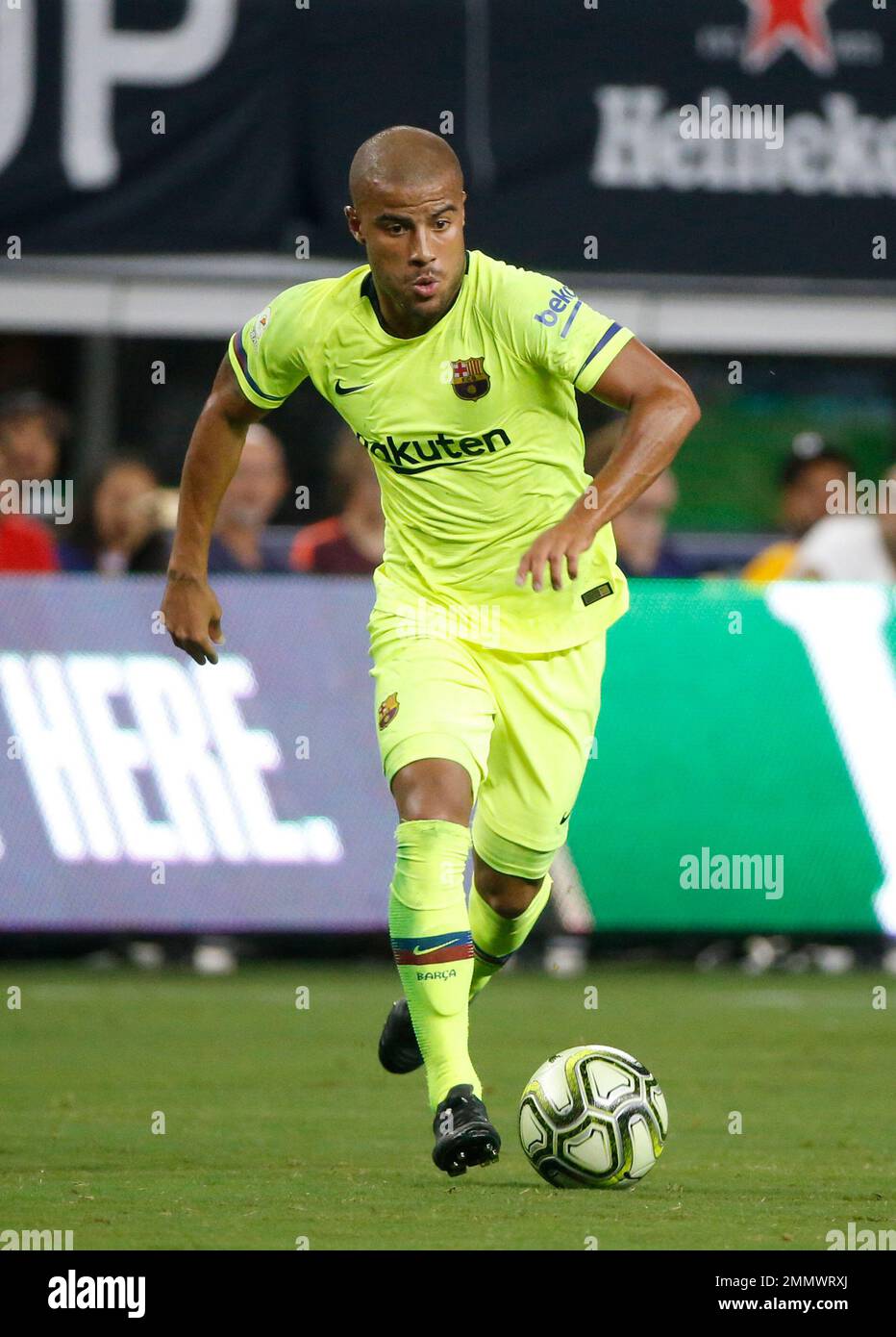 Barcelona midfielder Rafael Alcantara "Rafinha" (12) dribbles against Roma during the first half of the 2018 International Champions Cup soccer game in Arlington, Texas, Tuesday, July 31, 2018. (AP Photo/Michael Ainsworth) Stockfoto