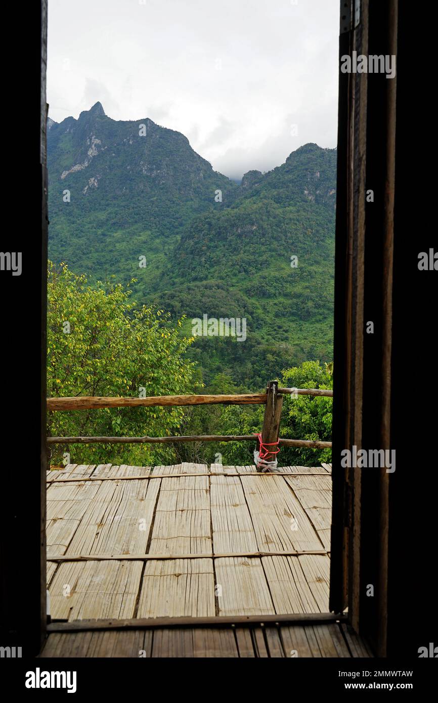 Blick auf die grüne Bergkette und den bewölkten Himmel von der Balkonterrasse des Hotels Stockfoto