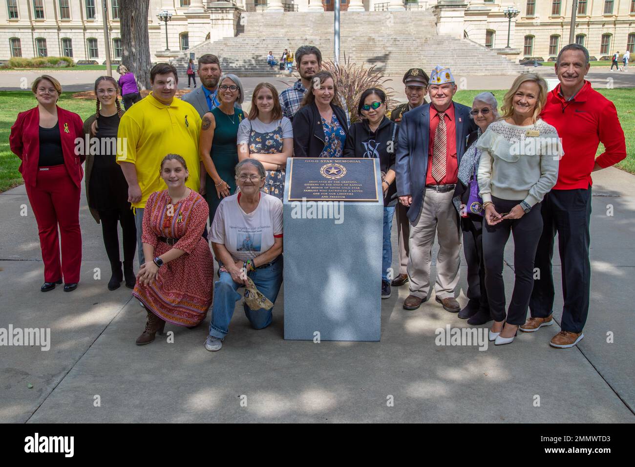 1. Infanterie Division Gold Star Families und U.S. Army Brig. General Niave Knell, der stellvertretende Kommandeur der Infanterie-Division von 1., General-Support, besucht das neu errichtete Gedenkdenkmal der Kansas Gold Star Family im Besucherzentrum des Kansas State Capitol, 23. September 2022. Eine Gold Star-Familie ist jedes Familienmitglied einer Person, die ihr Leben verloren hat, während sie in den US-Streitkräften Dienst, und das Denkmal ehrt über 6.500 Kansan gefallenen Dienstmitgliedern. Stockfoto