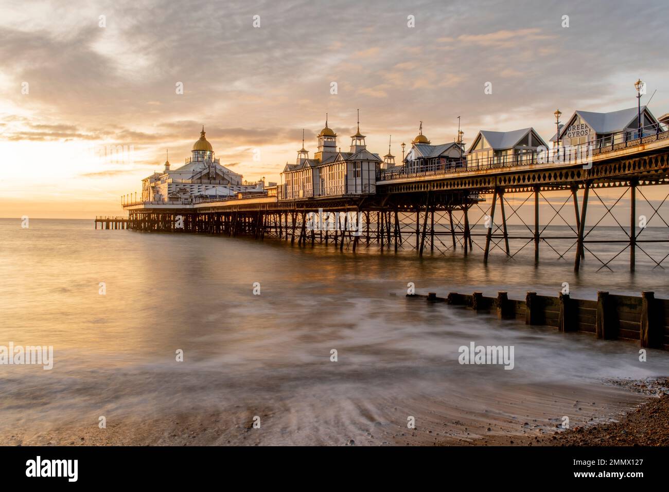 Eastbourne Pier bei Sonnenaufgang, im Bezirk East Sussex, an der Südküste Englands, im Vereinigten Königreich (UK) Stockfoto