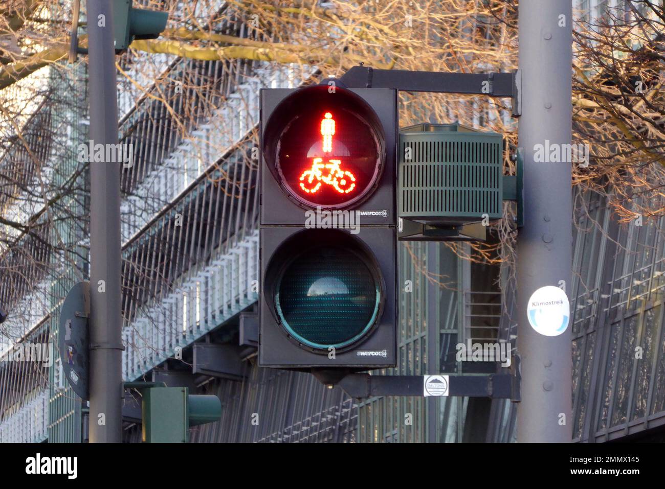 Rot für Stopp an der Ampel des Fußgängerübergangs Stockfoto