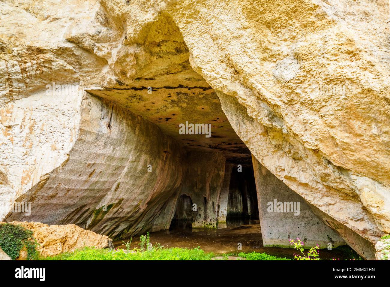 Grotta dei Cordari (Höhle der Cordari), die von Steinbrüchen geschnitzt wurde, besteht aus einer Reihe von „Räumen“ mit polychromfarbenen Wänden. Es hat seinen Namen von den Kunsthandwerkern, die bis 1984 im Inneren Seile hergestellt haben - Neapolis Archaeological Park - Syrakus, Sizilien, Italien Stockfoto