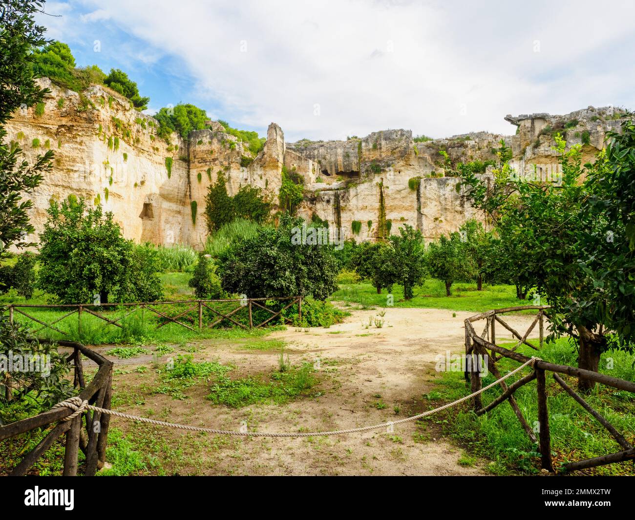 Pfad im Park in der Nähe der Gegend von ​​the große Latomien - Archäologischer Park Neapolis - Syrakus, Sizilien, Italien Stockfoto