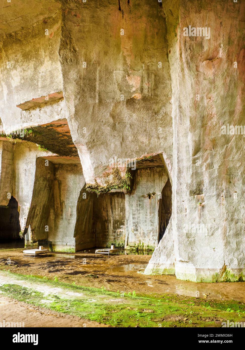 Die Saltnister Höhle - Archäologischer Park Neapolis - Syrakus, Sizilien, Italien der Name leitet sich von den Farben der Wände ab, ähnlich den Nuancen des Mineralsalpeters. Es ist nicht künstlich, da es nach einem Zusammenbruch in der Latomie natürlich entstanden ist, deren Felsen sich ablagerten und ihre Formation zum Leben brachten. Selbst seine Mauern wurden für die Gewinnung des Syrakus-Steins verwendet, mit dem die Siceliot-Stadt gebaut wurde. Stockfoto