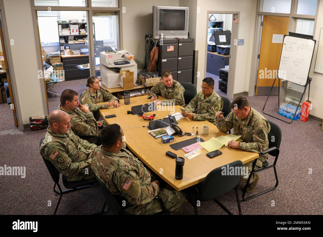 Die Führung der Joint Task Force – Bethel führt ein Planungstreffen zur Vorbereitung der Truppenbewegung des folgenden Tages in der Armeearmee der Alaska Army National Guard in Bethel, Alaska, am 23. September 2022 durch. Mehr als 130 Mitglieder der Alaska organisierten Miliz, Die Mitglieder der Alaska National Guard, der Alaska State Defense Force und der Alaska Naval Miliz wurden nach einer Katastrophenerklärung am 17. September aktiviert, nachdem die Überreste des Taifuns Merbok dramatische Überschwemmungen über mehr als 1.000 Meilen der Küste Alaskas verursacht hatten. (Foto der Alaska National Guard von 1. LT. Balinda O'Neal) Stockfoto