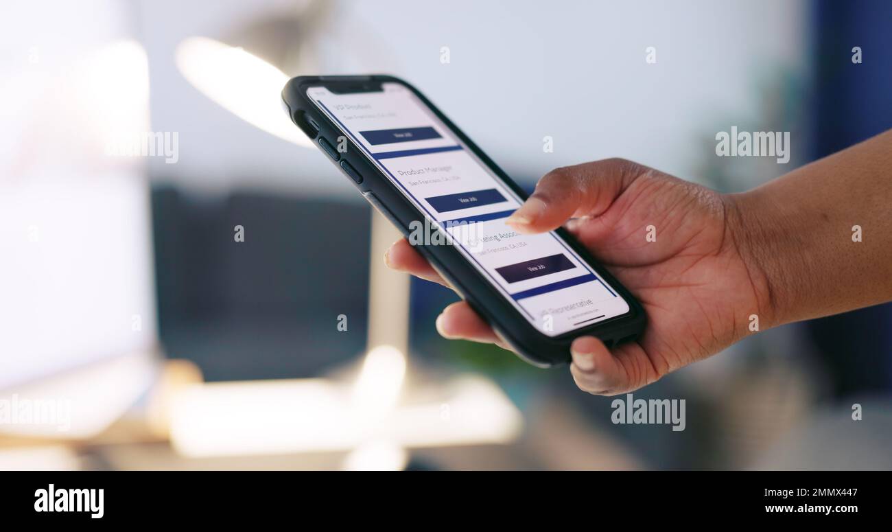Telefon, Hands und ux-Bildschirm zum Scrollen in einer mobilen App, im Internet oder auf einer Website für Online-Buchungen, E-Commerce und Abonnementabonnement. Hand des Mannes Stockfoto