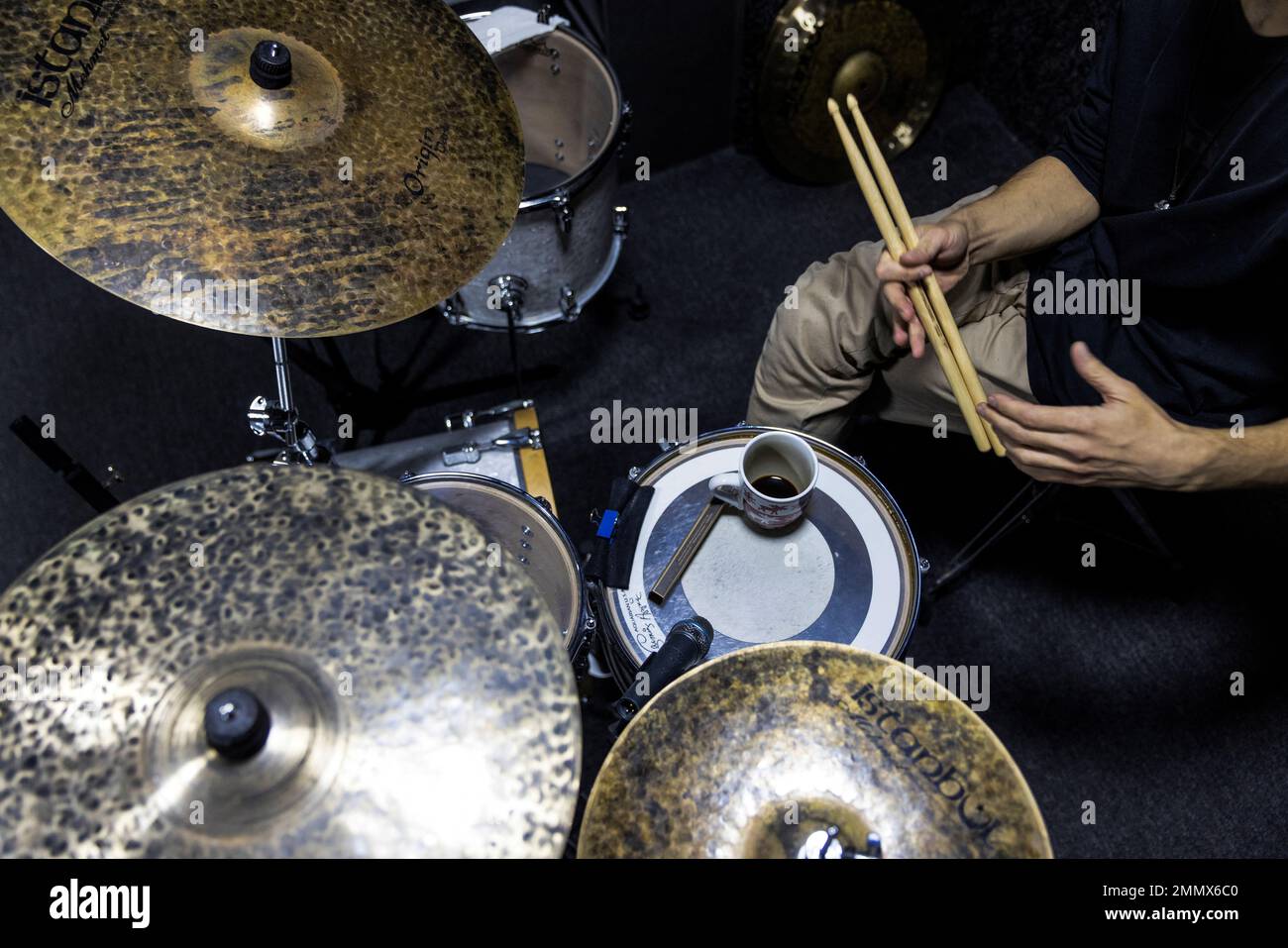 Grigori Dobrynin, 38, der Schlagzeuger der russischen Band SBPCh, sitzt