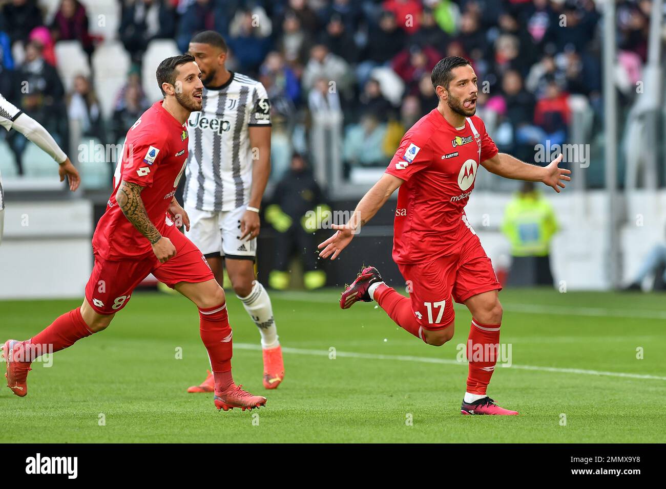 Gianluca Caprari von AC Monza feiert mit Patrick Ciurria, nachdem er während des Fußballspiels der Serie A zwischen Juvent ein Tor geschossen hat, das vom VAR nicht zugelassen wurde Stockfoto