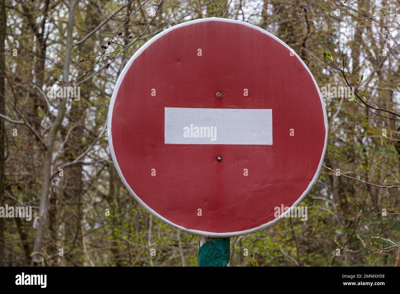 Straßenschild STOPP, Stopp Ziegel, Verbotsschild am Eingang zum Wald oder Park, Verbotsverbot im Wald, Verbotsverbot der Durchfahrt nach Th Stockfoto