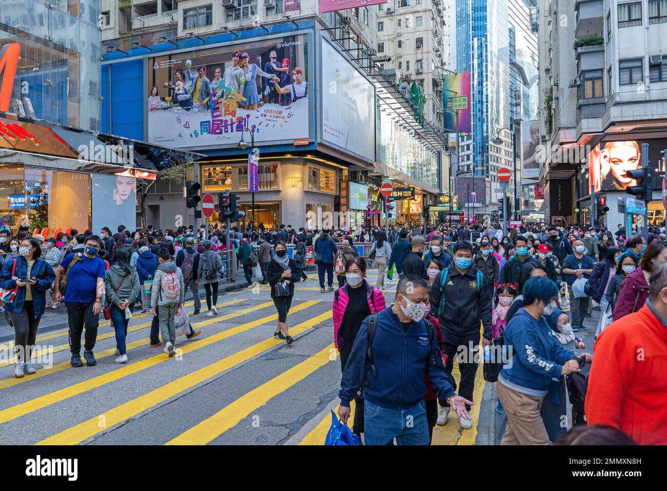 Hong Kong Dezember 2022 - geschäftige Straßenkreuzung und Zebrakreuzung in Causeway Bay Stockfoto