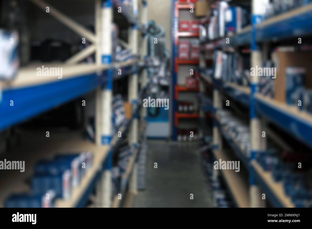 Verschwommener Blick auf die Inneneinrichtung des modernen Großhandels Stockfoto