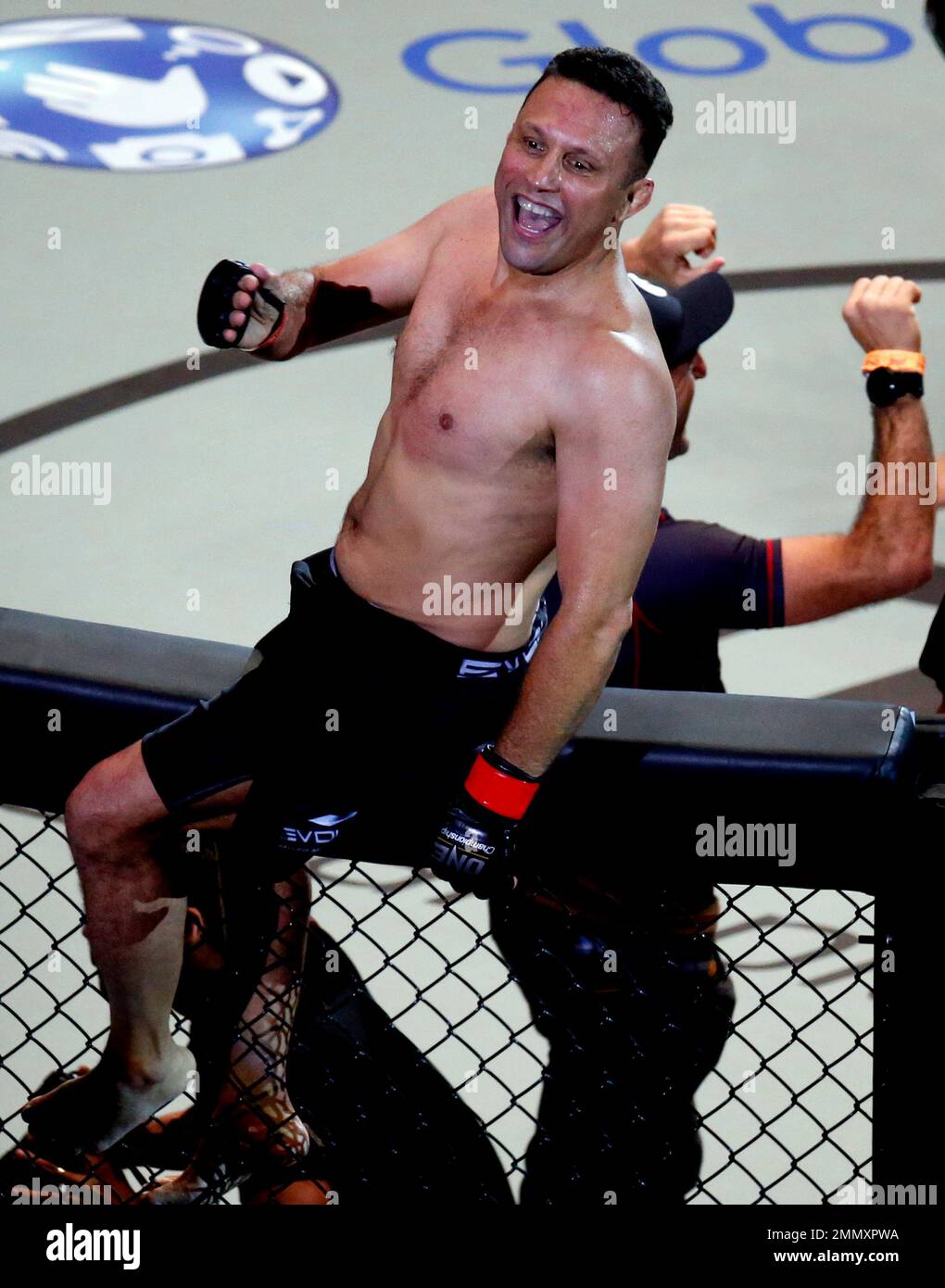 Renzo Gracie of Brazil celebrates his win over Japanese Yuki Kondo during their Welterweight bout in the ONE Championship mixed martial arts at the Mall of Asia Arena in Pasay city, Philippines Friday, July 27, 2018. Gracie, 51, returned to the cage after Eight years. (AP Photo/Bullit Marquez) Stockfoto