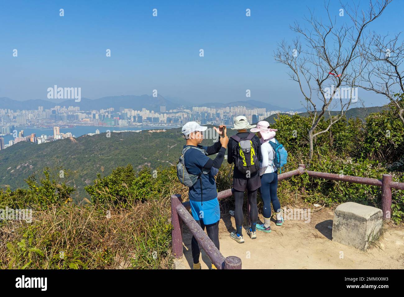 Hongkong, Menschen auf dem Gipfel des Hügels, wandern, fotografieren Stockfoto