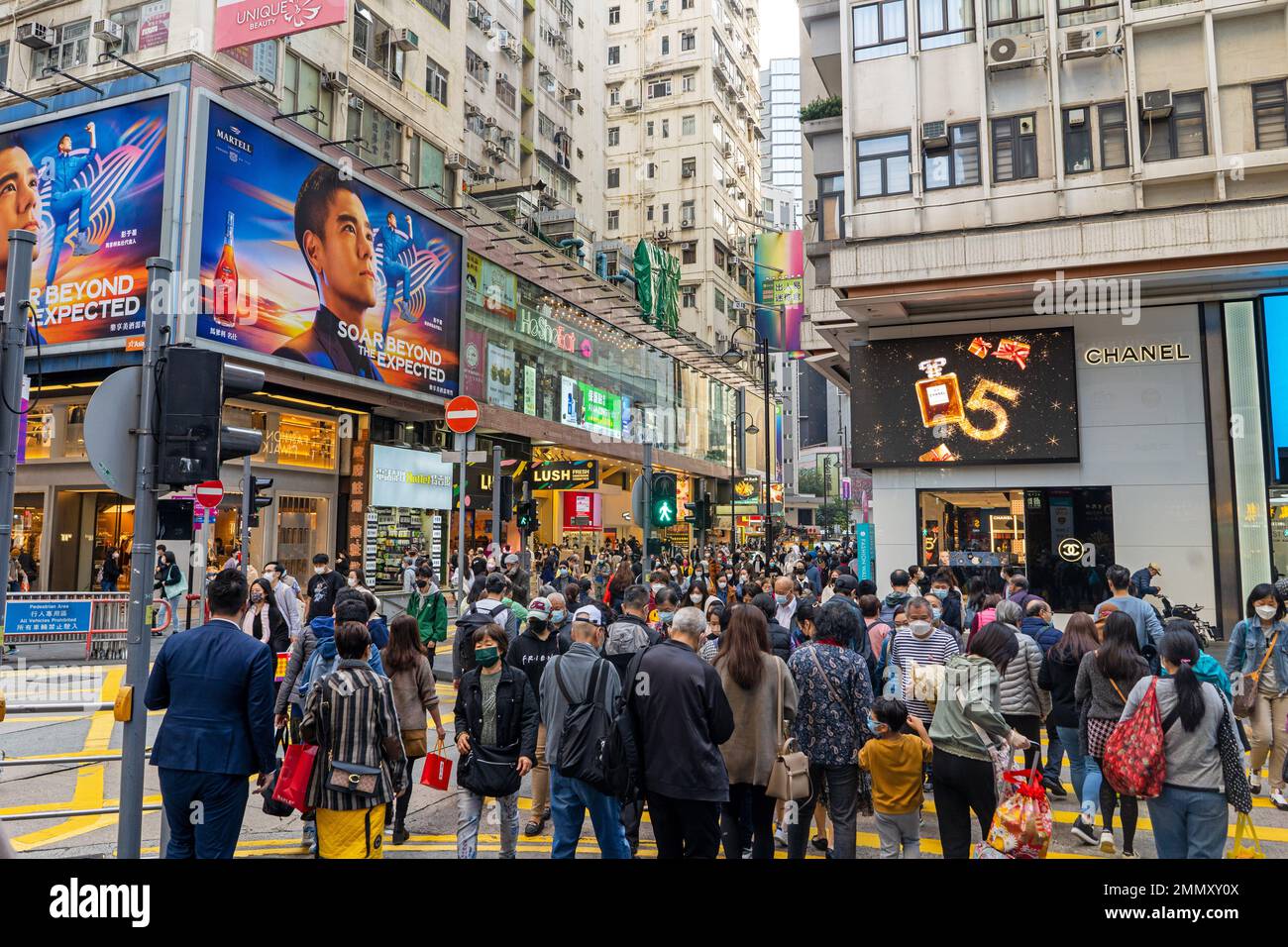 Hong Kong Dezember 2022 - geschäftige Straßenkreuzung und Zebrakreuzung in Causeway Bay Stockfoto