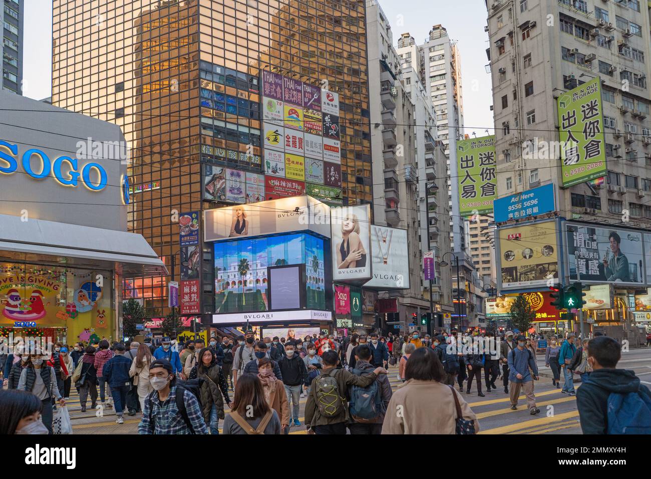 Geschäftige Straßenkreuzung und Zebraüberquerung in Causeway Bay Hong Kong Stockfoto