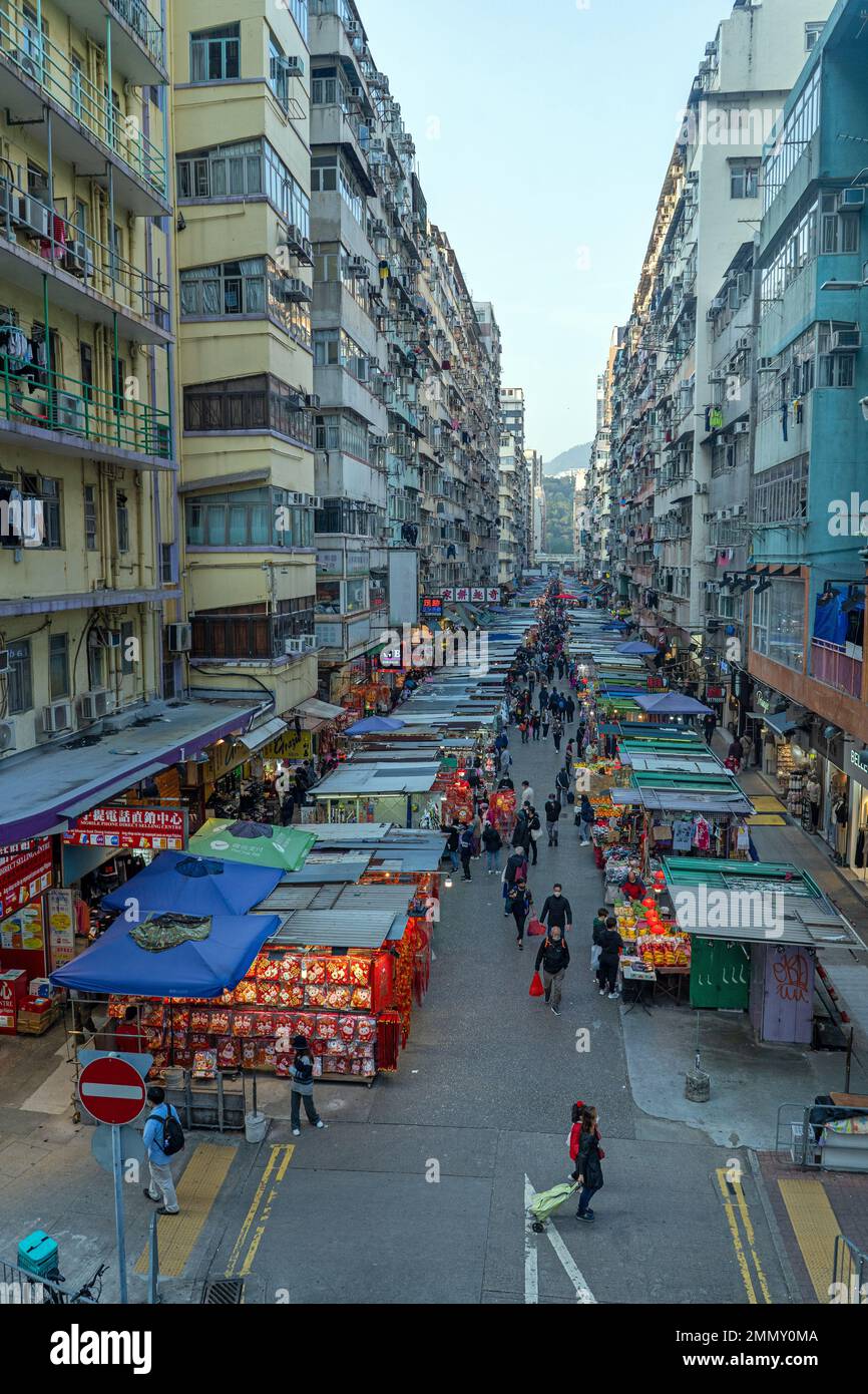 Hongkong - 2022. Dezember - erhöhter Blick auf den Mong Kok Markt Stockfoto