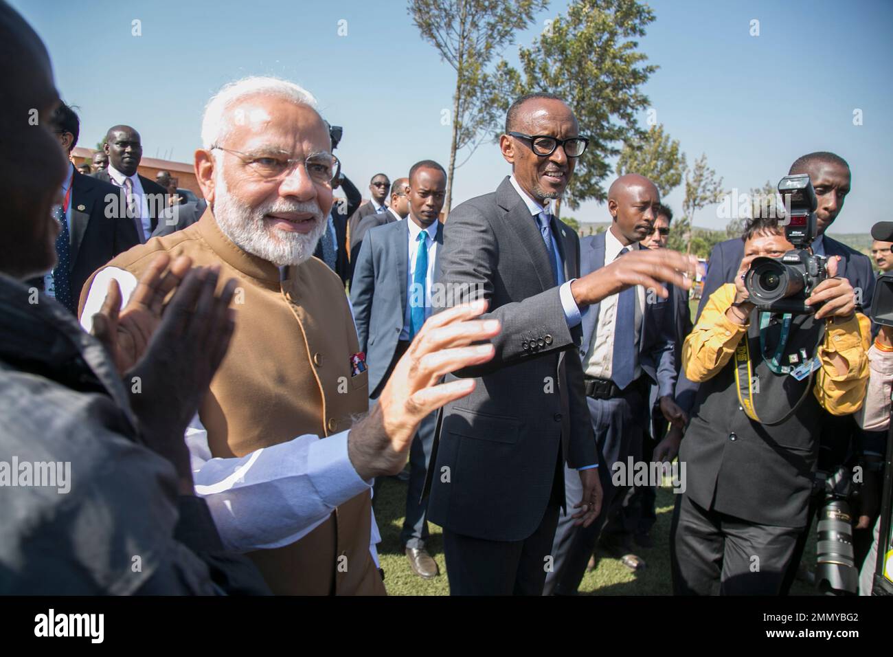 The Indian Prime Minister Narendra Modi, left, together with the President of Rwanda Paul Kagame, centre right, greet residents of Rweru, Rwanda, after Modi gave some cows for their good health, on Tuesday July 24, 2018. Modi gifted some cows to the residents of Mweru, to support President Paul Kagame's initiative to reduce poverty and childhood malnutrition. ( AP Photo) Stockfoto