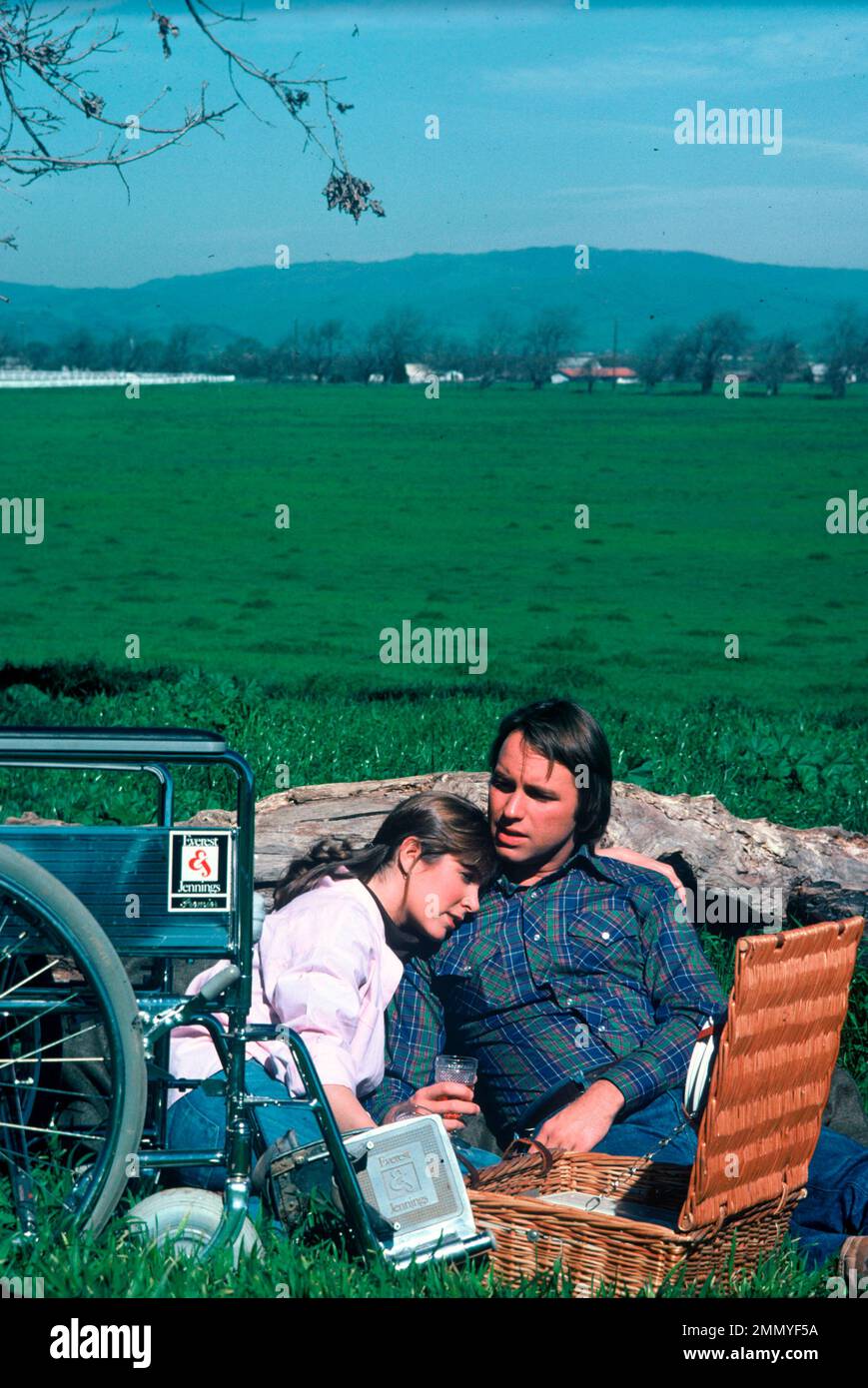 CARRIE FISHER und JOHN RITTER in LEAK GESTERN BEHIND (1978) unter der Regie VON RICHARD MICHAELS. Kredit: ABC CIRCLE FILME / Album Stockfoto