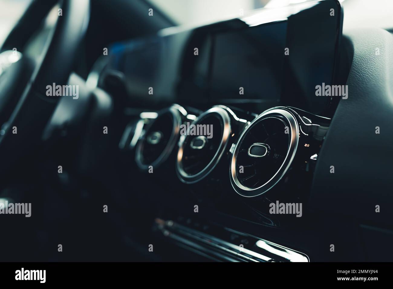Elegantes, schwarzes Interieur eines modernen Sportwagens mit Klimaanlage und moderner Technologie. Nahaufnahme im Innenbereich. Hochwertiges Foto Stockfoto